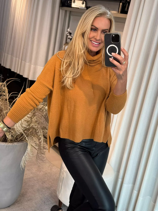 Blusa Biamar De Fio Pluma Com Gola Boba Caramelo